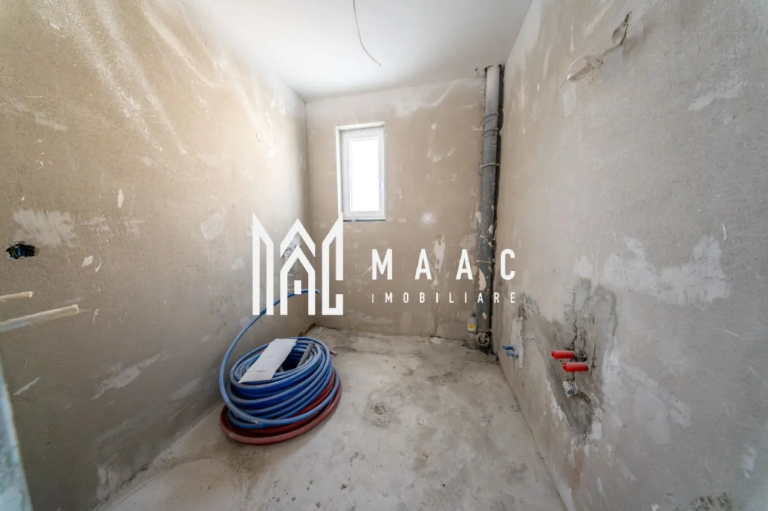 Apartamente 2 și 3 camere | Rate direct la dezvoltator | Balcon Selimbar - MAAC Imobiliare vă prezintă spre vânzare apartamente moderne cu 2 și 3 camere, cu posibilitatea achiziției în rate direct la dezvoltator, fără credit bancar. Locuințele sunt compartimentate eficient și se predau la cheie, fiind ideale atât pentru locuință personală, cât și pentru investiție. Tipuri de apartamente disponibile Apartamente cu 2 camere 47 mp utili Compartimentare: living cu bucătărie open space, dormitor, baie cu geam, logie de 4 mp Preț: 103.000 euro (TVA inclus) 55 mp utili Compartimentare: living cu bucătărie open space, dormitor, baie cu geam, logie de 4 mp Preț: 125.000 euro (TVA inclus) Apartamente cu 3 camere 75 mp utili Compartimentare: living cu bucătărie open space, 2 dormitoare, 2 băi, balcon/logie de 8 mp Preț: 169.000 euro (TVA inclus) Posibilitate achiziție în rate: 33.000 euro avans + 600 euro/lună timp de 30 ani 80 mp utili Compartimentare: living cu bucătărie open space, 2 dormitoare, 2 băi, balcon de 8 mp Preț: 180.000 euro (TVA inclus) Posibilitate achiziție în rate: 33.000 euro avans + 650 euro/lună timp de 30 ani Dotări și informații suplimentare predare la cheie uși interioare Porta Doors logii și balcoane generoase loc de parcare disponibil separat – 5.000 euro predare estimată: Iunie – Iulie Aceste apartamente reprezintă o oportunitate excelentă pentru cei care își doresc o locuință modernă, într-un imobil nou, cu posibilitatea achiziției flexibile direct la dezvoltator. Pentru mai multe detalii sau pentru programarea unei vizionări, vă rugăm să ne contactați, specificând ID:CP2955660 }}