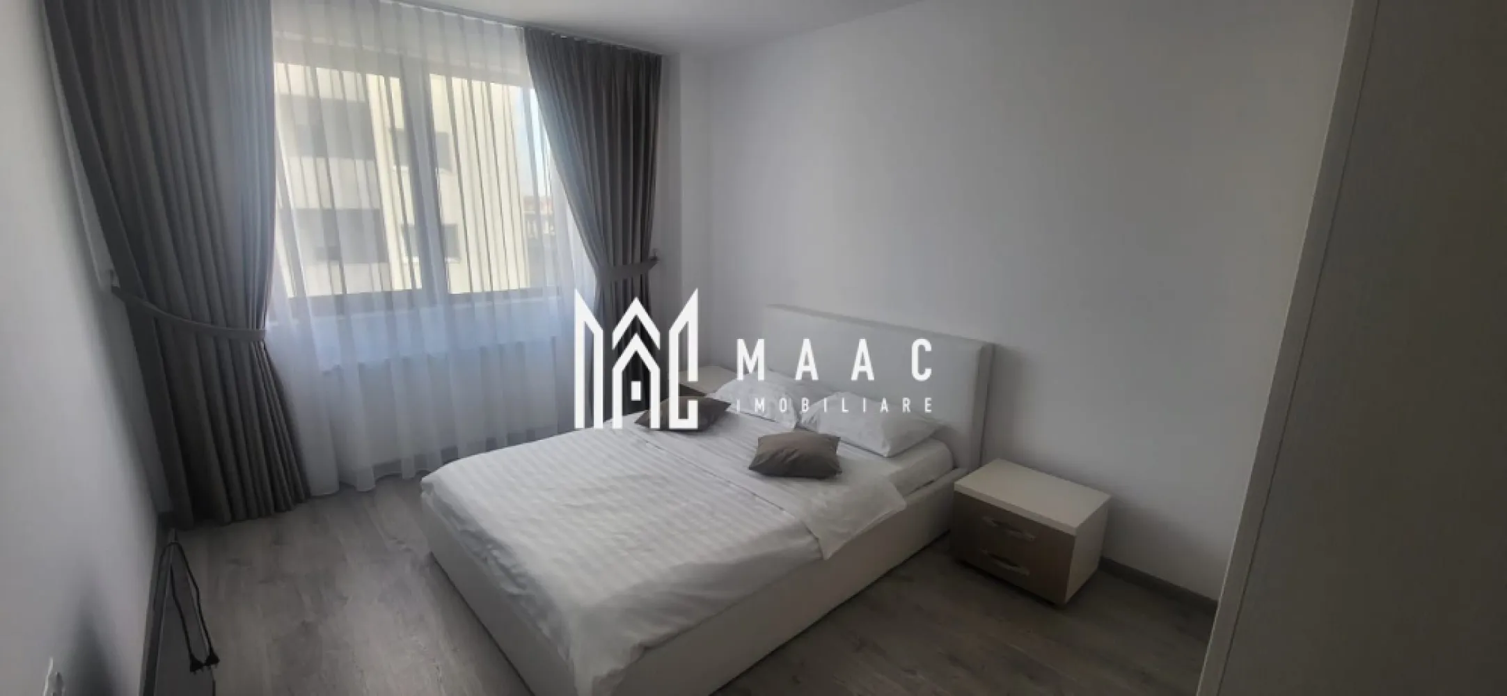 Apartament 2 camere | Parcare privată I Doamna Stanca - MAAC Imobiliare vă oferă spre închiriere un apartament modern cu 2 camere, decomandat, situat la etajul 2 al unui imobil nou cu 6 etaje, amplasat în zona foarte apreciată Doamna Stanca. Locuința are o suprafață utilă de 54 mp, la care se adaugă un balcon generos, perfect pentru momente de relaxare. Se închiriază complet mobilată și utilată, astfel că vă puteți muta imediat, fără investiții suplimentare. Apartamentul dispune de parcare privată, lift și acces facil către toate punctele de interes din zonă: Promenada Mall, Kaufland, mijloace de transport și multiple facilități comerciale. O proprietate ideală pentru cei care caută confort, liniște și proximitate față de principalele centre comerciale. Condiții de închiriere: minim 12 luni, garantie in cuantumul unei chirii lunare, disponibil imediat. Pentru mai multe detalii și programarea unei vizionări, vă rugăm să menționați ID-ul: CP2816800 }}