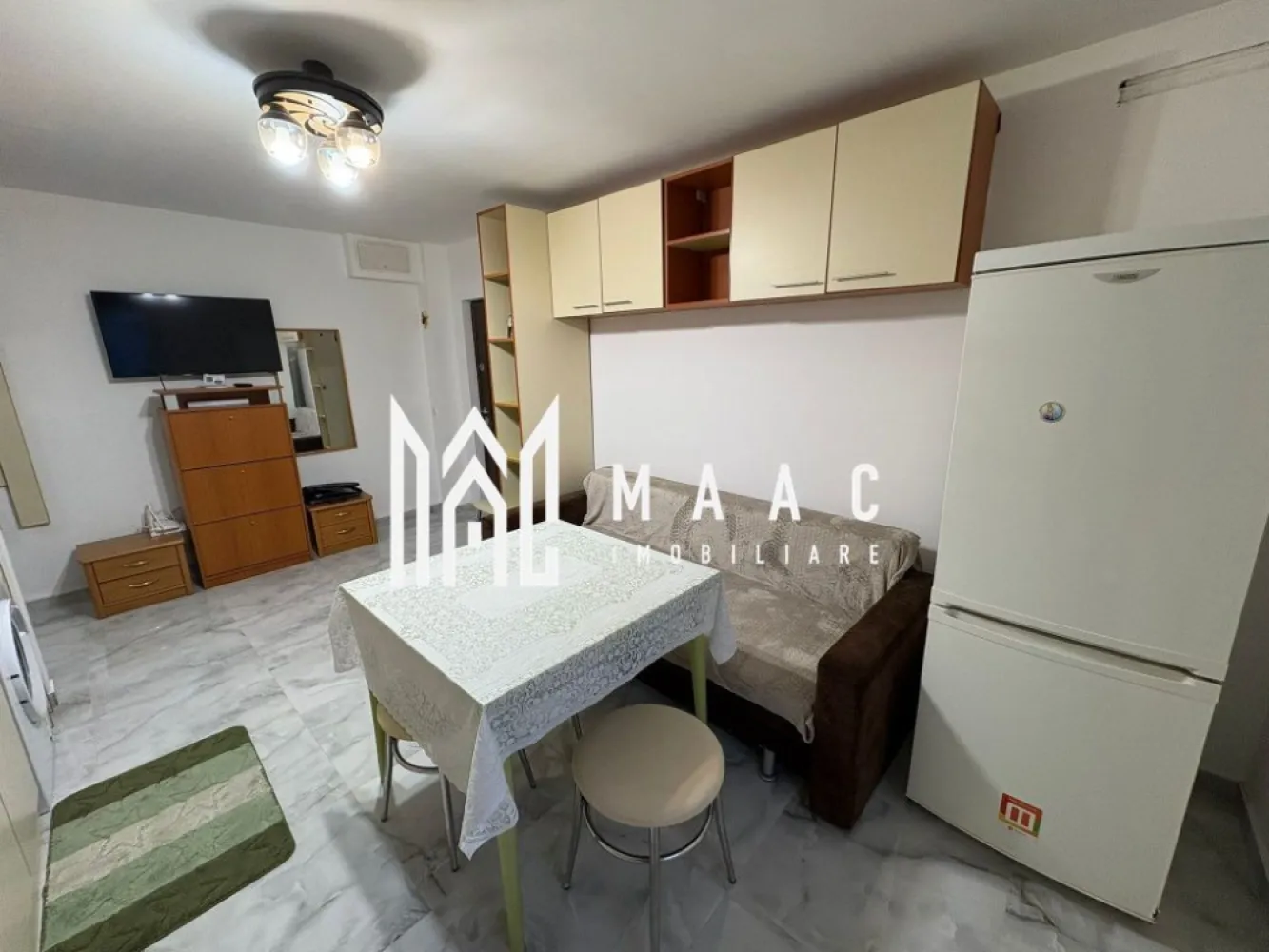 Apartament de închiriat I 3 camere I Zona Parcul Sub Arini, Sibiu - MAAC Imobiliare va propune spre inchiriere un apartament modern, situat pe Intrarea Siretului, într-o zonă foarte apreciată din Sibiu, în imediata apropiere a Parcului Sub Arini, ideal pentru persoanele care își doresc liniște, natură și acces rapid către punctele de interes ale orașului. Suprafață utilă: 60 mp Etaj: parter înalt al unui imobil cu 4 etaje Compartimentare: living spațios cu bucătărie open-space 2 dormitoare baie pivniță pentru depozitare Apartamentul se închiriază complet mobilat și utilat, fiind amenajat cu finisaje și mobilier de bună calitate, oferind un spațiu confortabil și primitor. Avantaje: zonă verde și liniștită la câțiva pași de Parcul Sub Arini parter înalt – acces facil spațiu bine compartimentat pivniță inclusă Apartamentul este ideal pentru un cuplu, o familie sau persoane care își doresc să locuiască într-o zonă premium a orașului. Condiții de închiriere: Se percepe o garanție în cuantumul unei chirii lunare. Pentru mai multe detalii și programarea unei vizionări, vă invităm să contactați Maac Imobiliare, specificând ID: CP2900116. }}