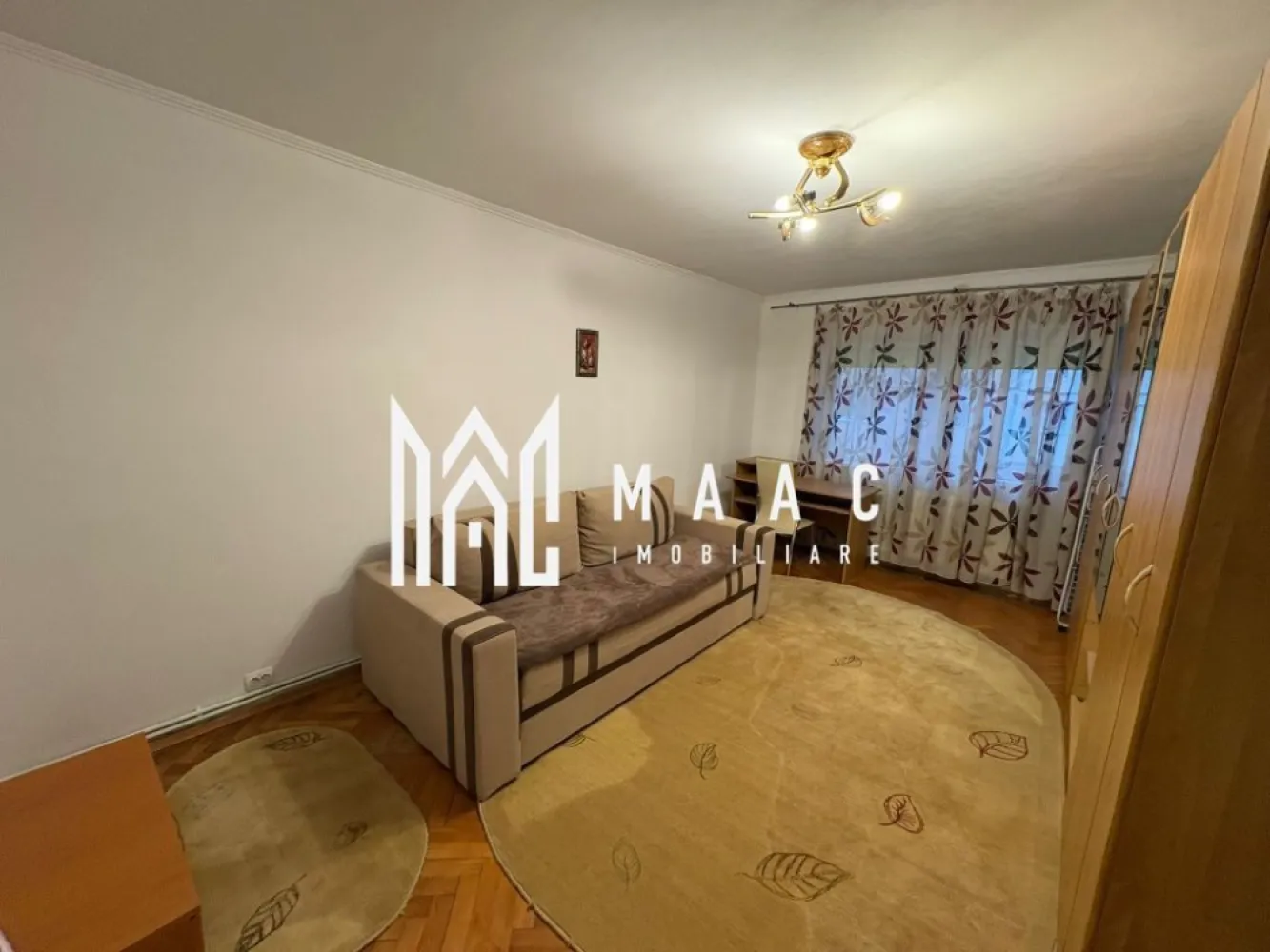 Apartament de închiriat I 3 camere I Zona Parcul Sub Arini, Sibiu - MAAC Imobiliare va propune spre inchiriere un apartament modern, situat pe Intrarea Siretului, într-o zonă foarte apreciată din Sibiu, în imediata apropiere a Parcului Sub Arini, ideal pentru persoanele care își doresc liniște, natură și acces rapid către punctele de interes ale orașului. Suprafață utilă: 60 mp Etaj: parter înalt al unui imobil cu 4 etaje Compartimentare: living spațios cu bucătărie open-space 2 dormitoare baie pivniță pentru depozitare Apartamentul se închiriază complet mobilat și utilat, fiind amenajat cu finisaje și mobilier de bună calitate, oferind un spațiu confortabil și primitor. Avantaje: zonă verde și liniștită la câțiva pași de Parcul Sub Arini parter înalt – acces facil spațiu bine compartimentat pivniță inclusă Apartamentul este ideal pentru un cuplu, o familie sau persoane care își doresc să locuiască într-o zonă premium a orașului. Condiții de închiriere: Se percepe o garanție în cuantumul unei chirii lunare. Pentru mai multe detalii și programarea unei vizionări, vă invităm să contactați Maac Imobiliare, specificând ID: CP2900116. }}