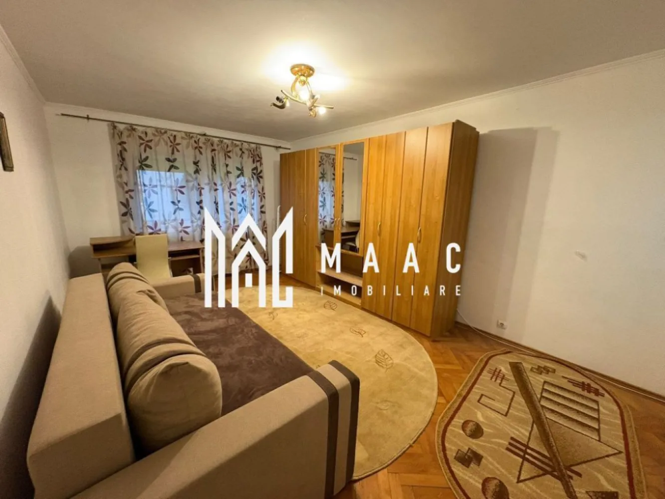 Apartament de închiriat I 3 camere I Zona Parcul Sub Arini, Sibiu - MAAC Imobiliare va propune spre inchiriere un apartament modern, situat pe Intrarea Siretului, într-o zonă foarte apreciată din Sibiu, în imediata apropiere a Parcului Sub Arini, ideal pentru persoanele care își doresc liniște, natură și acces rapid către punctele de interes ale orașului. Suprafață utilă: 60 mp Etaj: parter înalt al unui imobil cu 4 etaje Compartimentare: living spațios cu bucătărie open-space 2 dormitoare baie pivniță pentru depozitare Apartamentul se închiriază complet mobilat și utilat, fiind amenajat cu finisaje și mobilier de bună calitate, oferind un spațiu confortabil și primitor. Avantaje: zonă verde și liniștită la câțiva pași de Parcul Sub Arini parter înalt – acces facil spațiu bine compartimentat pivniță inclusă Apartamentul este ideal pentru un cuplu, o familie sau persoane care își doresc să locuiască într-o zonă premium a orașului. Condiții de închiriere: Se percepe o garanție în cuantumul unei chirii lunare. Pentru mai multe detalii și programarea unei vizionări, vă invităm să contactați Maac Imobiliare, specificând ID: CP2900116. }}
