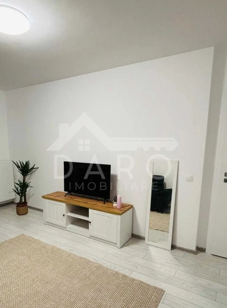 Apartament Maurer 2 cam inchiriere - 🏡 Apartament 2 camere decomandat – Maurer Residence | Bloc nou 2022 Oferim spre închiriere apartament modern cu 2 camere decomandate, situat în Târgu Mureș, cartierul Maurer Residence, într-un bloc nou construit în anul 2022. Apartamentul este luminos, modern mobilat și foarte bine întreținut, fiind ideal pentru o persoană sau un cuplu care își dorește confort și liniște. 📐 Compartimentare: ✔ living spațios ✔ dormitor ✔ bucătărie separată ✔ baie ✔ hol generos ✨ Dotări: ✔ centrală termică proprie ✔ frigider ✔ mașină de spălat rufe ✔ cuptor electric ✔ plită ✔ hotă ✔ apartamentul se închiriază complet mobilat și utilat 📍 Avantaje zonă: ✔ cartier nou și liniștit ✔ aproape de magazine ✔ aproape de mijloace de transport ✔ aproape de piață și puncte de interes 💰 Întreținere mică 📅 Disponibil imediat 📞 Pentru vizionări: Coman Maria – DARO Imobiliare 📱 0749 535 729 💳 Dacă doriți să cumpărați un apartament, prin Kiwi Finance vă pot ajuta cu: ✔ analiză gratuită de credit ✔ oferte de la peste 12 bănci ✔ negocierea dobânzii ✔ suport complet până la aprobare }}