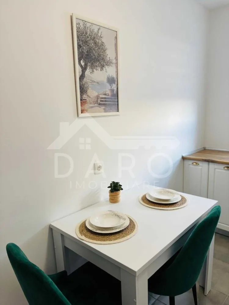 Apartament Maurer 2 cam inchiriere - 🏡 Apartament 2 camere decomandat – Maurer Residence | Bloc nou 2022 Oferim spre închiriere apartament modern cu 2 camere decomandate, situat în Târgu Mureș, cartierul Maurer Residence, într-un bloc nou construit în anul 2022. Apartamentul este luminos, modern mobilat și foarte bine întreținut, fiind ideal pentru o persoană sau un cuplu care își dorește confort și liniște. 📐 Compartimentare: ✔ living spațios ✔ dormitor ✔ bucătărie separată ✔ baie ✔ hol generos ✨ Dotări: ✔ centrală termică proprie ✔ frigider ✔ mașină de spălat rufe ✔ cuptor electric ✔ plită ✔ hotă ✔ apartamentul se închiriază complet mobilat și utilat 📍 Avantaje zonă: ✔ cartier nou și liniștit ✔ aproape de magazine ✔ aproape de mijloace de transport ✔ aproape de piață și puncte de interes 💰 Întreținere mică 📅 Disponibil imediat 📞 Pentru vizionări: Coman Maria – DARO Imobiliare 📱 0749 535 729 💳 Dacă doriți să cumpărați un apartament, prin Kiwi Finance vă pot ajuta cu: ✔ analiză gratuită de credit ✔ oferte de la peste 12 bănci ✔ negocierea dobânzii ✔ suport complet până la aprobare }}