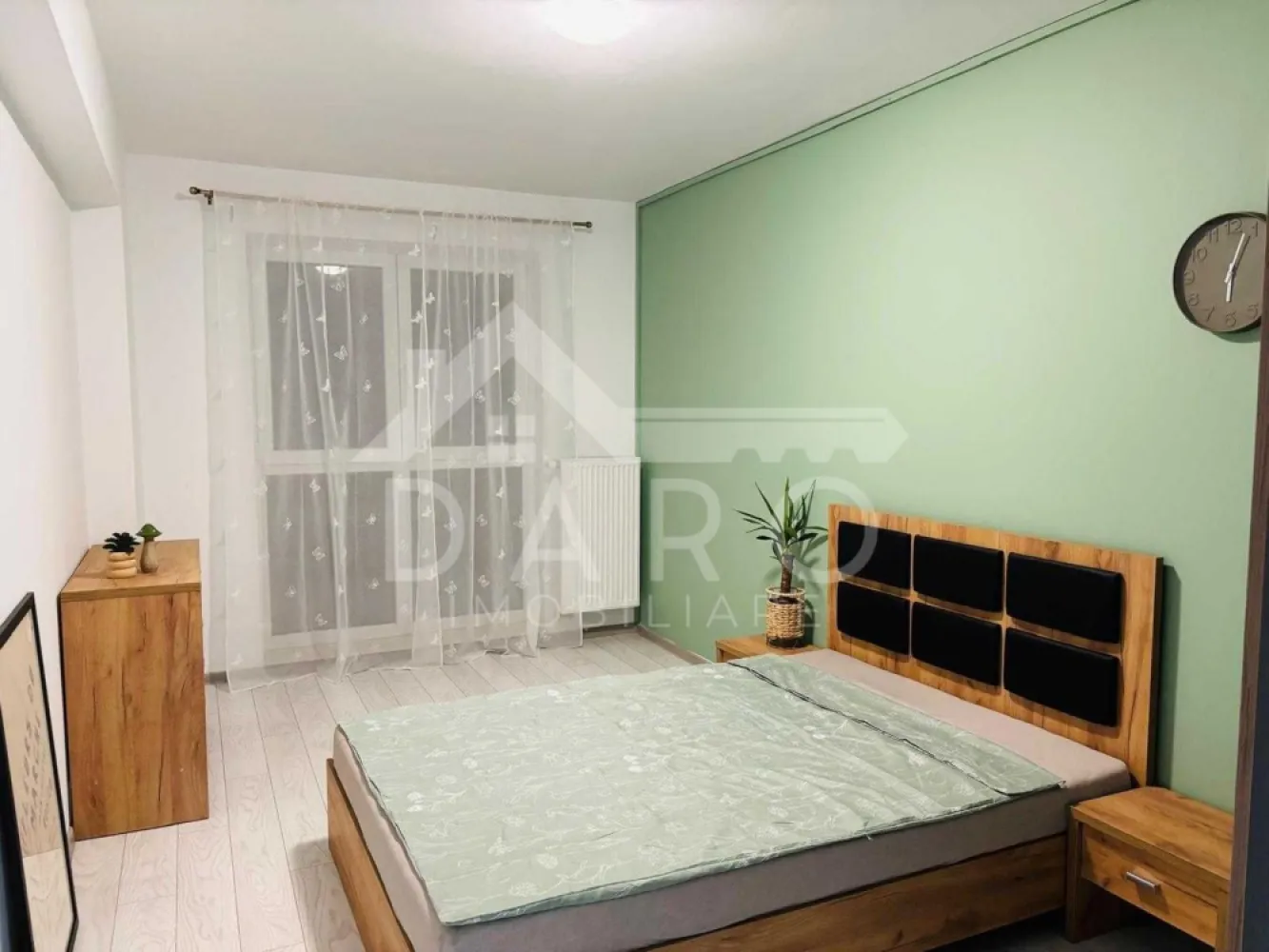 Apartament Maurer 2 cam inchiriere - 🏡 Apartament 2 camere decomandat – Maurer Residence | Bloc nou 2022 Oferim spre închiriere apartament modern cu 2 camere decomandate, situat în Târgu Mureș, cartierul Maurer Residence, într-un bloc nou construit în anul 2022. Apartamentul este luminos, modern mobilat și foarte bine întreținut, fiind ideal pentru o persoană sau un cuplu care își dorește confort și liniște. 📐 Compartimentare: ✔ living spațios ✔ dormitor ✔ bucătărie separată ✔ baie ✔ hol generos ✨ Dotări: ✔ centrală termică proprie ✔ frigider ✔ mașină de spălat rufe ✔ cuptor electric ✔ plită ✔ hotă ✔ apartamentul se închiriază complet mobilat și utilat 📍 Avantaje zonă: ✔ cartier nou și liniștit ✔ aproape de magazine ✔ aproape de mijloace de transport ✔ aproape de piață și puncte de interes 💰 Întreținere mică 📅 Disponibil imediat 📞 Pentru vizionări: Coman Maria – DARO Imobiliare 📱 0749 535 729 💳 Dacă doriți să cumpărați un apartament, prin Kiwi Finance vă pot ajuta cu: ✔ analiză gratuită de credit ✔ oferte de la peste 12 bănci ✔ negocierea dobânzii ✔ suport complet până la aprobare }}