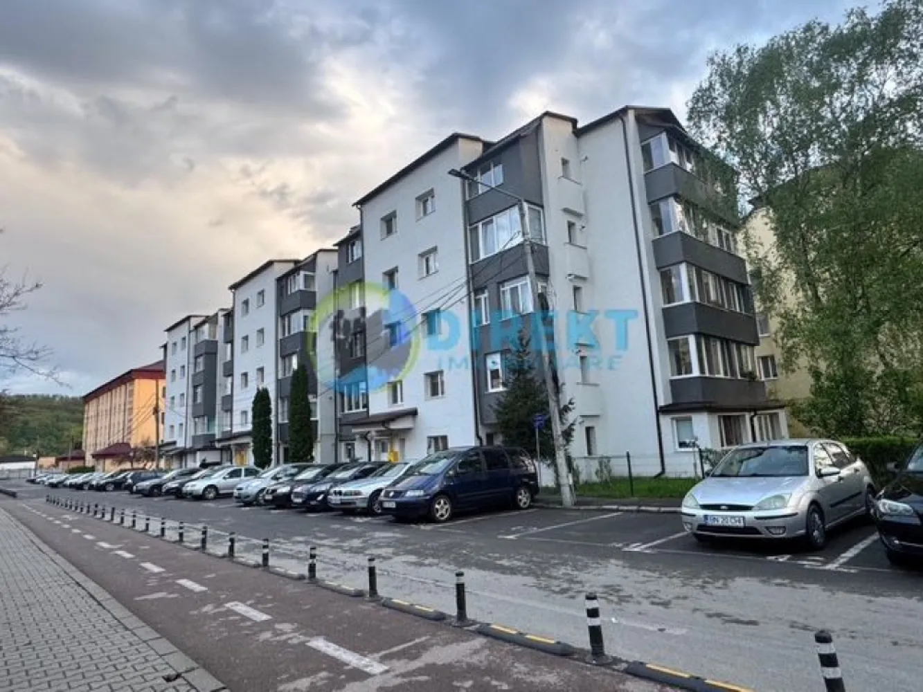 Garsoniera , finisata modern , Calea Moldovei , langa Liceul Sportiv ! - Agentia Direkt Imobiliare ofera spre vanzare garsoniera situata pe strada Calea Moldovei , vizavi de Liceul Sportiv, pozitionata la etajul 4 , in bloc recent izolat . Imbilul dispune de o suprafata de cca 35 mp , se vinde mobilat si utilat in totalitate . Locuinta este ideala pentru o persoana sau un cuplu si dispune de tot confortul necesar : mobilier complet , electrocasnice . Garsoniera este luminoasa , bine intretinuta si pregatita pentru mutare imediata . Avantaje : Dispune de loc de parcare platit la primarie . Zona buna cu acces facil la magazine si transport in comun, 50 m pana la statia de autobuz . Mobilata si utilata complet . }}