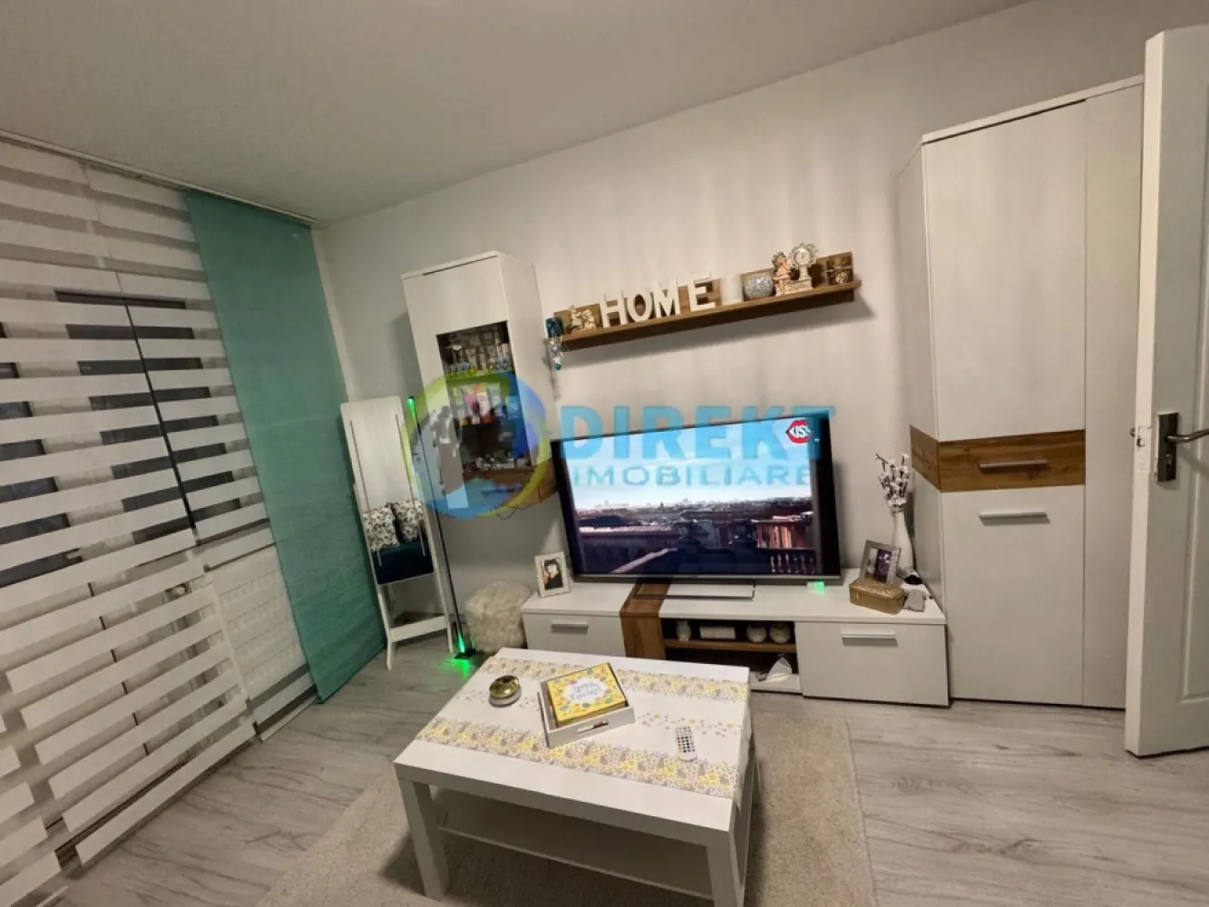 Garsoniera , finisata modern , Calea Moldovei , langa Liceul Sportiv ! - Agentia Direkt Imobiliare ofera spre vanzare garsoniera situata pe strada Calea Moldovei , vizavi de Liceul Sportiv, pozitionata la etajul 4 , in bloc recent izolat . Imbilul dispune de o suprafata de cca 35 mp , se vinde mobilat si utilat in totalitate . Locuinta este ideala pentru o persoana sau un cuplu si dispune de tot confortul necesar : mobilier complet , electrocasnice . Garsoniera este luminoasa , bine intretinuta si pregatita pentru mutare imediata . Avantaje : Dispune de loc de parcare platit la primarie . Zona buna cu acces facil la magazine si transport in comun, 50 m pana la statia de autobuz . Mobilata si utilata complet . }}