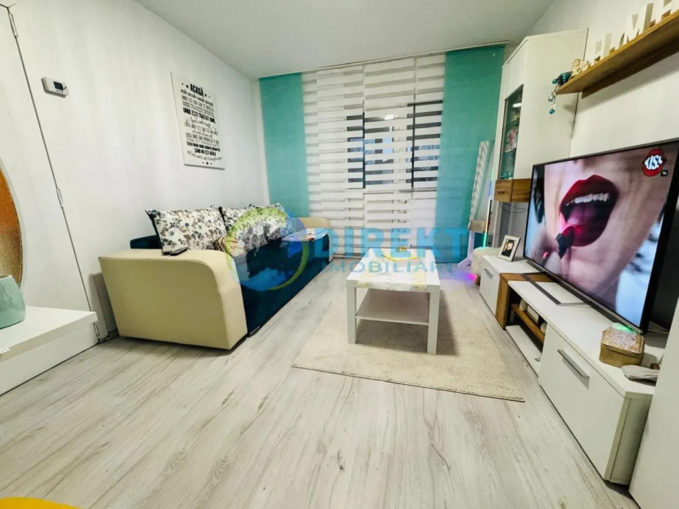 Garsoniera , finisata modern , Calea Moldovei , langa Liceul Sportiv ! - Agentia Direkt Imobiliare ofera spre vanzare garsoniera situata pe strada Calea Moldovei , vizavi de Liceul Sportiv, pozitionata la etajul 4 , in bloc recent izolat . Imbilul dispune de o suprafata de cca 35 mp , se vinde mobilat si utilat in totalitate . Locuinta este ideala pentru o persoana sau un cuplu si dispune de tot confortul necesar : mobilier complet , electrocasnice . Garsoniera este luminoasa , bine intretinuta si pregatita pentru mutare imediata . Avantaje : Dispune de loc de parcare platit la primarie . Zona buna cu acces facil la magazine si transport in comun, 50 m pana la statia de autobuz . Mobilata si utilata complet . }}