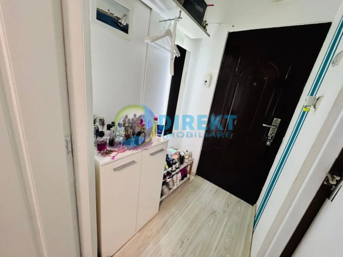 Garsoniera , finisata modern , Calea Moldovei , langa Liceul Sportiv ! - Agentia Direkt Imobiliare ofera spre vanzare garsoniera situata pe strada Calea Moldovei , vizavi de Liceul Sportiv, pozitionata la etajul 4 , in bloc recent izolat . Imbilul dispune de o suprafata de cca 35 mp , se vinde mobilat si utilat in totalitate . Locuinta este ideala pentru o persoana sau un cuplu si dispune de tot confortul necesar : mobilier complet , electrocasnice . Garsoniera este luminoasa , bine intretinuta si pregatita pentru mutare imediata . Avantaje : Dispune de loc de parcare platit la primarie . Zona buna cu acces facil la magazine si transport in comun, 50 m pana la statia de autobuz . Mobilata si utilata complet . }}