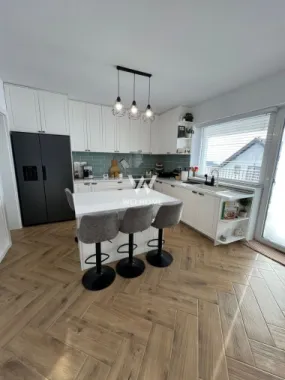 Casă individuală modernă cu garaj - teren 400 mp – Sura Mare