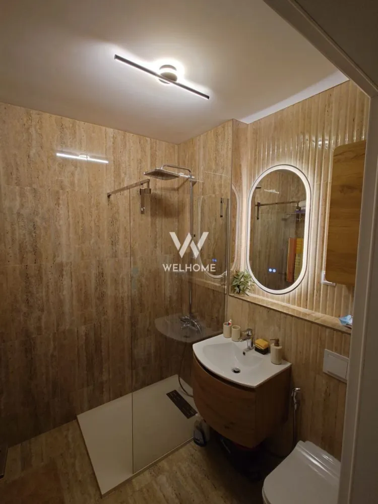 Apartament cu 2 camere, de lux, de inchiriat zona Rahovei, Sibiu - Descoperă un apartament deosebit, disponibil pentru prima închiriere, situat într-un bloc nou cu lift, la etajul 7, în una dintre cele mai căutate zone din Sibiu – Rahovei. Cu o suprafață utilă de 60 mp, locuința impresionează prin designul modern, finisajele premium și atmosfera elegantă, fiind ideală pentru cei care își doresc confort, stil și o priveliște spectaculoasă asupra orașului. Apartamentul este compartimentat inteligent și oferă două camere spațioase, cu living generos și bucătărie open-space, concepute pentru a crea un spațiu aerisit și primitor. Amenajarea este realizata la nivel de lux, cu mobilier modern, electrocasnice de ultimă generație și finisaje de calitate superioară, fiecare detaliu fiind gândit pentru a oferi un stil de viață confortabil și rafinat. Unul dintre marile avantaje ale locuinței este vederea splendidă asupra orașului, care poate fi admirată zilnic de la înălțimea etajului 7, oferind un sentiment de liniște și relaxare, departe de agitația urbană. Zona Rahovei este recunoscută pentru accesibilitatea și facilitățile sale multiple. În imediata apropiere se regăsesc centre comerciale, supermarketuri, restaurante, cafenele, farmacii, școli și grădinițe, precum și mijloace de transport în comun care asigură legături rapide către toate punctele importante ale orașului. De asemenea, zona oferă numeroase oportunități pentru petrecerea timpului liber, parcuri și spații de recreere, fiind ideală atât pentru profesioniști, cât și pentru cupluri sau familii tinere. Acest apartament reprezintă o combinație perfectă între confort, eleganță și o locație excelentă, fiind alegerea ideală pentru cei care își doresc un stil de viață modern într-unul dintre cele mai dinamice cartiere ale Sibiului. Pret 700 euro, negociabil Detalii si vizionare: 0740066818, Cristina }}