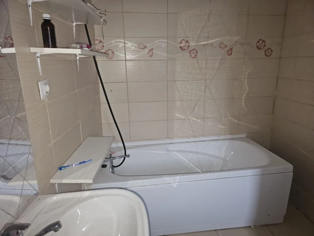 Casa 35 mp cu curte 300 mp, Micro 17 – Str. Oltului, 250 euro lunar