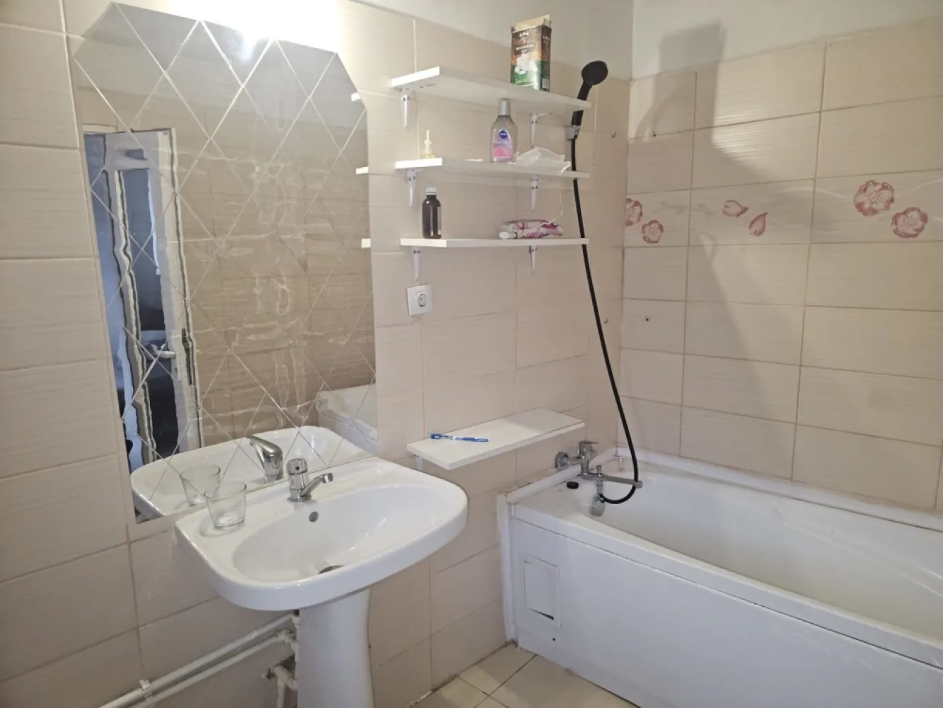 Casa 35 mp cu curte 300 mp, Micro 17 – Str. Oltului, 250 euro lunar