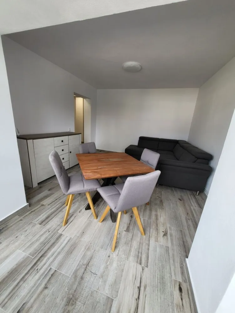 Garsoniera moderna , etaj 1 ! - Direkt Imobiliare propune spre inchiriere garsoniera moderna situata in zona Independentei , pe strada Panait Cerna . Imobilul este pozitionat la etaju; 1 este compus din Bucatarie utilata , 1 camera mobilata si utilata , baie . Disponibila spre inchiriere imediat ! }}