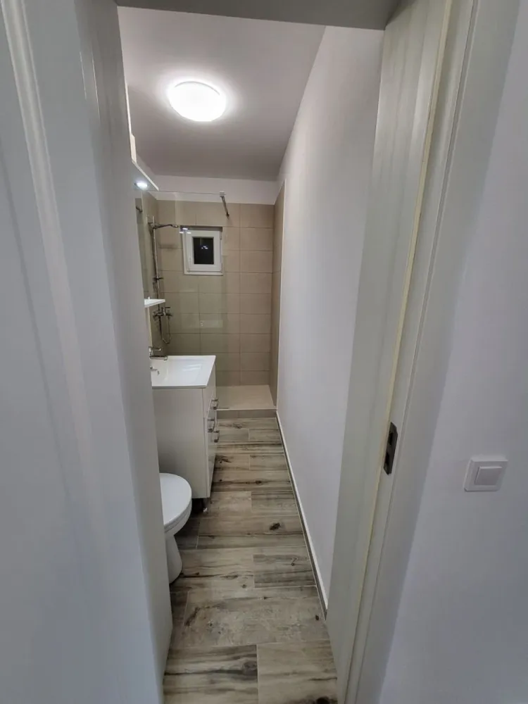 Garsoniera moderna , etaj 1 ! - Direkt Imobiliare propune spre inchiriere garsoniera moderna situata in zona Independentei , pe strada Panait Cerna . Imobilul este pozitionat la etaju; 1 este compus din Bucatarie utilata , 1 camera mobilata si utilata , baie . Disponibila spre inchiriere imediat ! }}