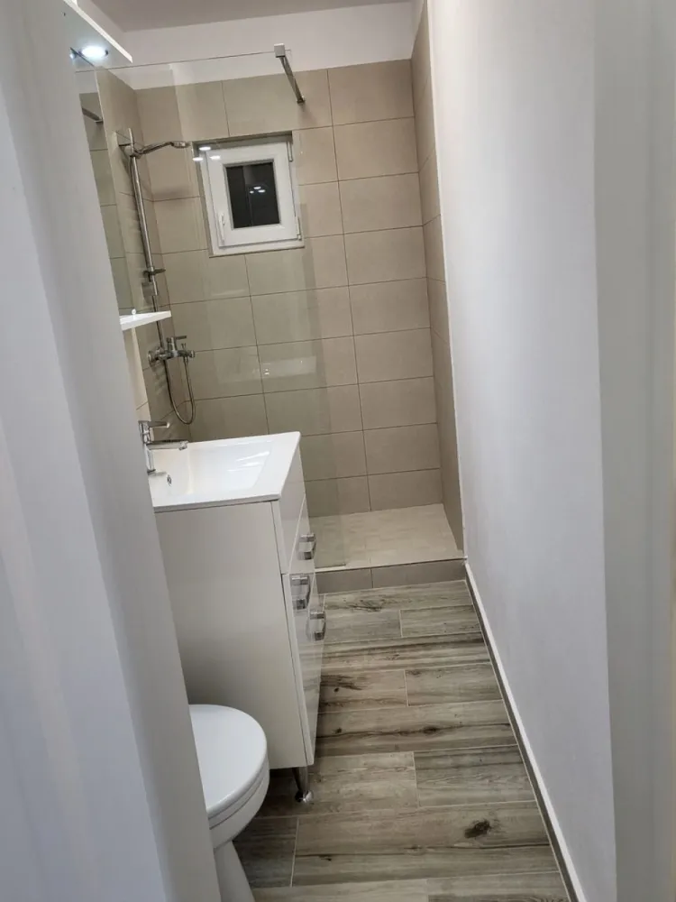 Garsoniera moderna , etaj 1 ! - Direkt Imobiliare propune spre inchiriere garsoniera moderna situata in zona Independentei , pe strada Panait Cerna . Imobilul este pozitionat la etaju; 1 este compus din Bucatarie utilata , 1 camera mobilata si utilata , baie . Disponibila spre inchiriere imediat ! }}