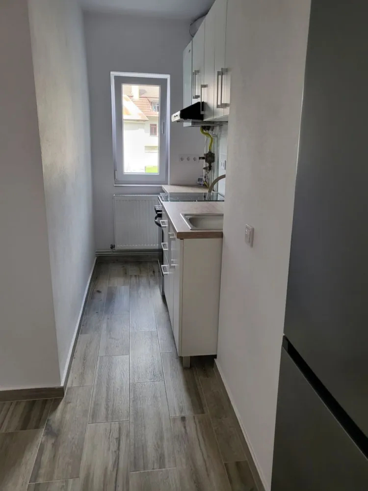 Garsoniera moderna , etaj 1 ! - Direkt Imobiliare propune spre inchiriere garsoniera moderna situata in zona Independentei , pe strada Panait Cerna . Imobilul este pozitionat la etaju; 1 este compus din Bucatarie utilata , 1 camera mobilata si utilata , baie . Disponibila spre inchiriere imediat ! }}