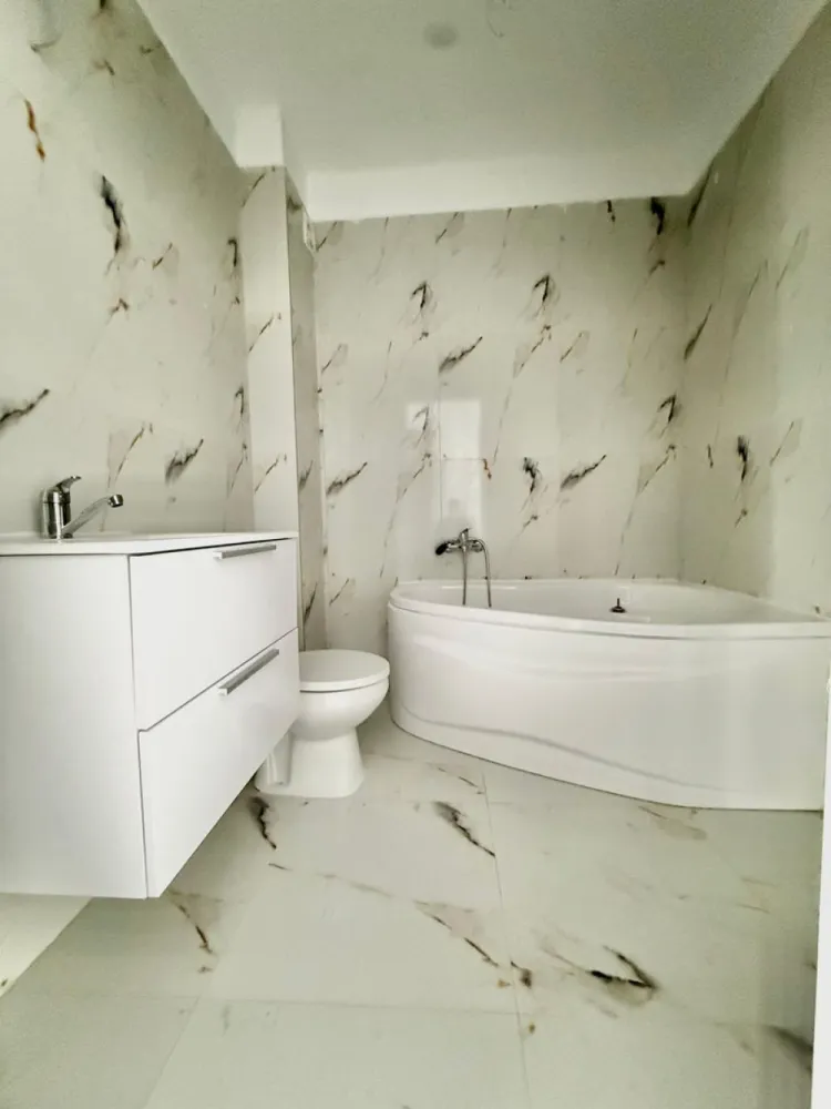 Garsoniera cartier Militari Residence- mutare imediata!! - TVA INCLUS !! Vă prezentăm o garsonieră deosebită, situată în cartierul Militari Residence, într-un bloc modern cu regim de înălțime P+6, poziționat strategic pentru a vă oferi confort și accesibilitate. Detalii proprietate: - Tip: Garsonieră - Etaj: 1 - Finalizata - mutare imediata !! - Locație: Militari Residence Avantaje: - Bloc nou, construit cu materiale de calitate, garantând un standard ridicat de confort. - Poziție excelentă, în imediata apropiere a mijloacelor de transport în comun, pentru o deplasare facilă către orice zonă a orașului. - Acces rapid la instituții educaționale (școli publice), centre comerciale, supermarketuri și mall-uri. - Zonă liniștită, ideală pentru locuit sau investiție. Acum este momentul să achiziționați locuința visurilor dumneavoastră! Contactați-ne pentru mai multe detalii și programarea unei vizionări. }}