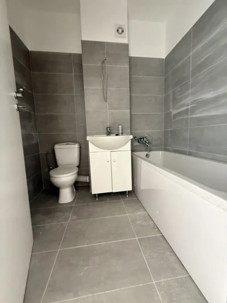 Garsoniera cartier Militari Residence - mutare imediata!! - TVA INCLUS !! Vă prezentăm o garsonieră deosebită, situată în cartierul Militari Residence, într-un bloc modern cu regim de înălțime P+3, poziționat strategic pentru a vă oferi confort și accesibilitate. Detalii proprietate: - Tip: Garsonieră - Etaj: Demisol înalt - Finalizata - mutare imediata !! - Locație: Militari Residence Avantaje: - Bloc nou, construit cu materiale de calitate, garantând un standard ridicat de confort. - Poziție excelentă, în imediata apropiere a mijloacelor de transport în comun, pentru o deplasare facilă către orice zonă a orașului. - Acces rapid la instituții educaționale (școli publice), centre comerciale, supermarketuri și mall-uri. - Zonă liniștită, ideală pentru locuit sau investiție. Acum este momentul să achiziționați locuința visurilor dumneavoastră! Contactați-ne pentru mai multe detalii și programarea unei vizionări. }}