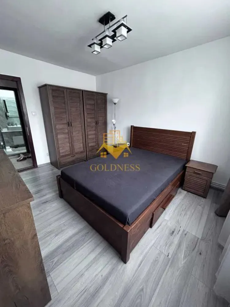 2 Camere decomandate, Fabricii, Marasti, Petfriendly ,BRD,Dorobantilor - GOLDNESS Imobiliare vă propune spre închiriere un apartament cu 2 camere complet mobilat și utilat, la etajul 10 într-un imobil de 10 etaje, în Cartierul Marasti! Posibilitate de parcare in zona la liber! Se află în apropierea stațiilor de transport în comun, magazine, restaurante, spații verzi, farmacii, etc. Apartamentul este compartimentat astfel: - dormitor cu pat matrimonial, dressing, noptiere - living cu canapea extensibilă, loc de servit masa - bucatarie complet utilată și mobilată, - baie cu dus walk-in, calorifer port prosop și dulap pentru depozitare. - balcon 7 mp. Imobilul este dotat cu toate cele necesare- centrală proprie, frigider, aragaz, hotă, mașină de spălat haine, etc. Dacă sunteți interesați de acest apartament și doriți să îl vizionați, dar și pentru alte oferte nu ezitați să ne contactați telefonic sau prin e-mail. Vă stăm la dispoziție! Pentru intermediere se percepe un comision de 50% din prețul chiriei! }}