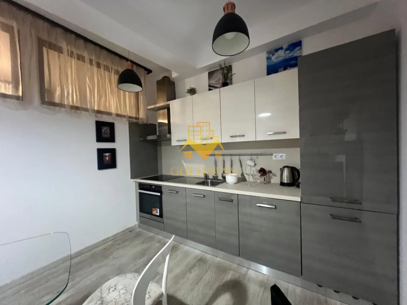 2 camere, Parcare, Centru, Piata Muzeului, Piata Unirii, Memo, UMF - GOLDNESS Imobiliare vă propune spre închiriere un apartament cu 2 camere open-space complet mobilat și utilat, la demisol într-un imobil de 2 etaje, în zona ultracentrala, la 15 min de UMF, 5 minute de Piata Unirii, strada Paul Chinezu. Se poate inchiria un loc de parcare in curtea interioara cu 50euro. GARANȚIE: se percep 2 garanții, cu posibilitatea plății eșalonat în 2/3 luni. Apartamentul este compartimentat astfel: - dormitor cu pat matrimonial, dressing, noptiere, birou. - living cu bucatarie open-space complet utilată si mobilata, canapea extensibla, loc de servit masa - baie cu dus walk-in, calorifer port prosop inox și dulap pentru depozitare. Imobilul este dotat cu toate cele necesare- termoficare, mașină de spălat haine, frigider, plită electrică, masina de spalat vase, hotă, TV, AC, etc. Se află în apropierea stațiilor de transport în comun, magazine, restaurante, spații verzi, farmacii, etc. Dacă sunteți interesați de acest apartament și doriți să îl vizionați, dar și pentru alte oferte sau detalii nu ezitați să ne contactați telefonic sau prin e-mail - goldnessimobiliare@gmail.com. Vă stăm la dispoziție! Pentru intermediere se percepe un comision de 75% din prețul chiriei! }}