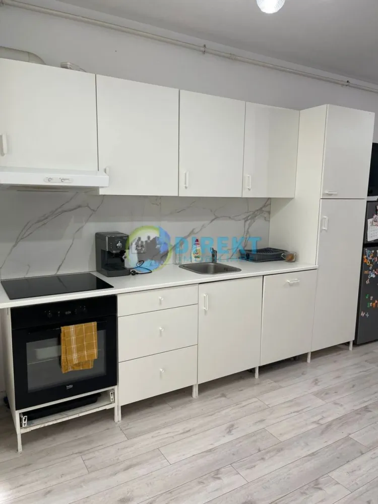 Apartament nou , in Complexul Panoramic ! - Agentia Direkt Imobiliare propune spre vanzare apartament spatios situat in bloc nou cu lift in Complex Panoramic. Residence pe strada Iancu Jianu . Imobilul are suprafata de 70 mp utili este amplasat la etajul 6 , si este compus din : living cu bucatarie open-space , 2 dormitoare , 1 debara , 1 baie , 1 hol si 1 balcon. Apartamentul se preda mobilat si utilat . }}