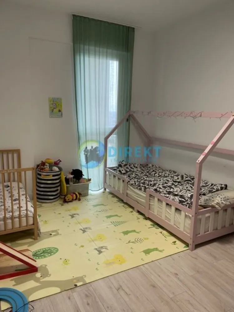 Apartament nou , in Complexul Panoramic ! - Agentia Direkt Imobiliare propune spre vanzare apartament spatios situat in bloc nou cu lift in Complex Panoramic. Residence pe strada Iancu Jianu . Imobilul are suprafata de 70 mp utili este amplasat la etajul 6 , si este compus din : living cu bucatarie open-space , 2 dormitoare , 1 debara , 1 baie , 1 hol si 1 balcon. Apartamentul se preda mobilat si utilat . }}