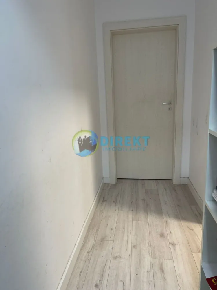 Apartament nou , in Complexul Panoramic ! - Agentia Direkt Imobiliare propune spre vanzare apartament spatios situat in bloc nou cu lift in Complex Panoramic. Residence pe strada Iancu Jianu . Imobilul are suprafata de 70 mp utili este amplasat la etajul 6 , si este compus din : living cu bucatarie open-space , 2 dormitoare , 1 debara , 1 baie , 1 hol si 1 balcon. Apartamentul se preda mobilat si utilat . }}