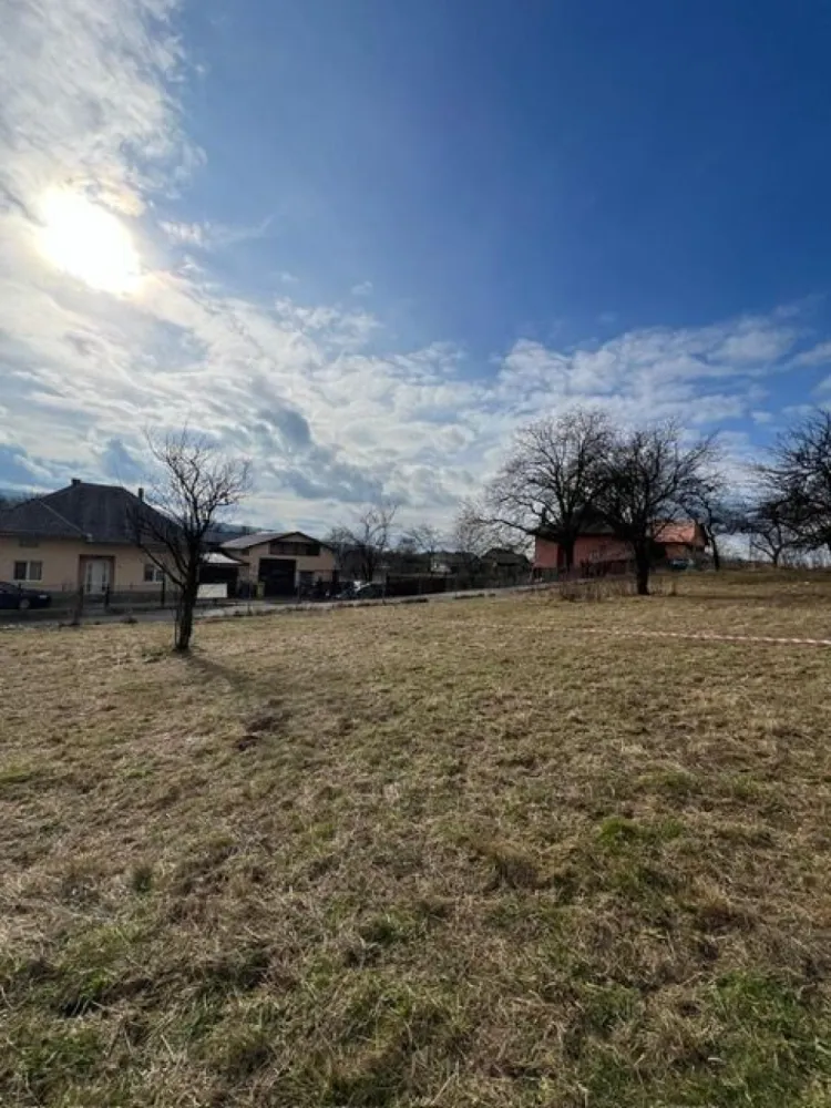 Teren intravilan , zona Secu , Prundul Birgaului ! - Agentia Direkt Imobiliare propune spre vanzare teren intravilan in suprafata de 1222 mp , situat in Prundul Birgaului , zona Secu . Terenul are inclinatie plata , dispune de toate utilitatile la front ,este ingradit , are acces din drum asfaltat . Ideal constructie casa. }}