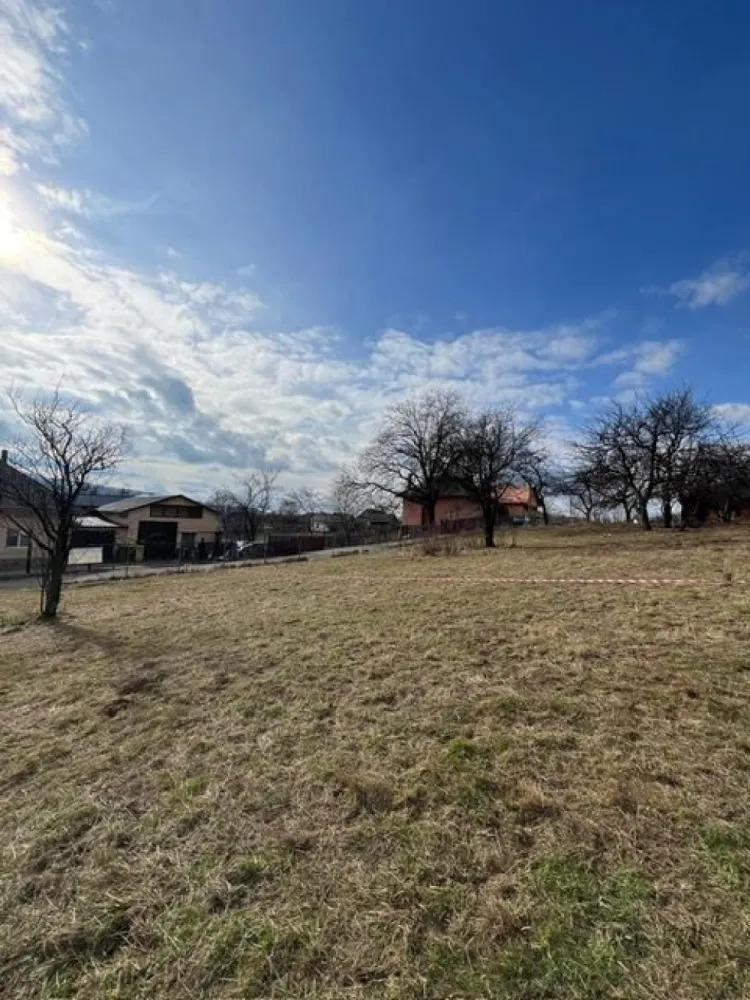 Teren intravilan , zona Secu , Prundul Birgaului ! - Agentia Direkt Imobiliare propune spre vanzare teren intravilan in suprafata de 1222 mp , situat in Prundul Birgaului , zona Secu . Terenul are inclinatie plata , dispune de toate utilitatile la front ,este ingradit , are acces din drum asfaltat . Ideal constructie casa. }}