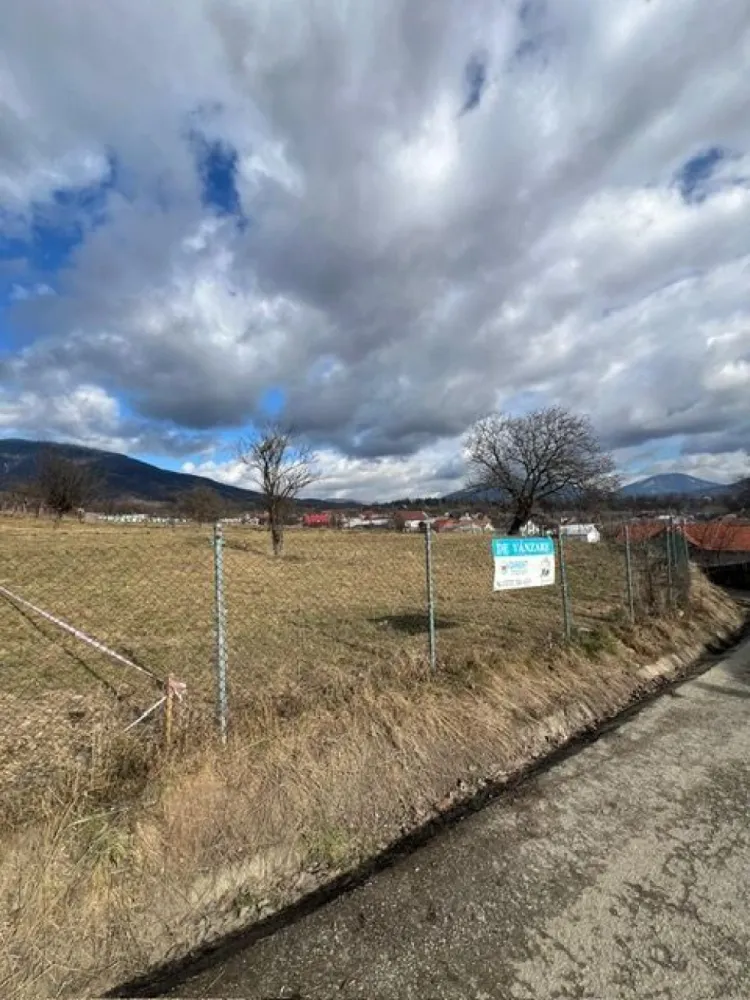 Teren intravilan , zona Secu , Prundul Birgaului ! - Agentia Direkt Imobiliare propune spre vanzare teren intravilan in suprafata de 1222 mp , situat in Prundul Birgaului , zona Secu . Terenul are inclinatie plata , dispune de toate utilitatile la front ,este ingradit , are acces din drum asfaltat . Ideal constructie casa. }}