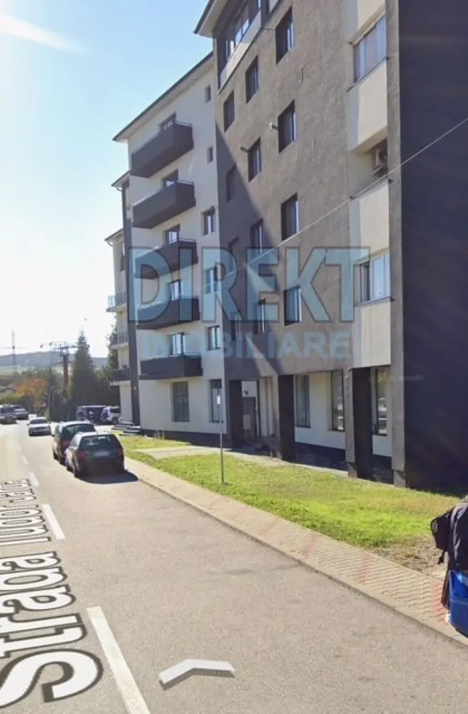 Spatiu comercial , zona Clinica Sanovil - Agentia Direkt Imobiliare propune spre vanzare spatiu comercial in suprafata de 87 mp utili. Imobilul este pozitionat la parterul unui imobil de tip bloc, constructie noua , este compartimentat , racordat la utilitati , dispune de vitrina stradala . Imobilul este inchiriat in prezent si poate fi preluat impreuna cu chiriasii existenti. }}