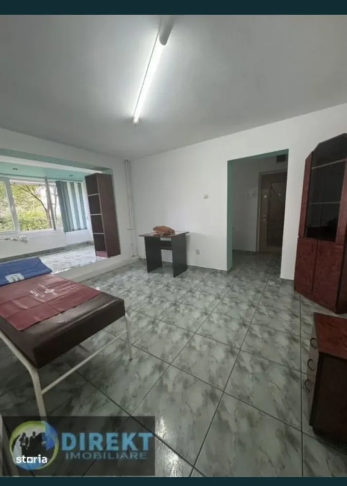 Spatiu comercial , zona Piata Decebal - Agentia Direkt Imobiliare propune spre vanzare spatiu comercial situat in zona Piata Decebal . Imobilul este pozitionat la parterul unui bloc , are o suprafata utila de cca 60 mp si este compus din bucatarie , 2 camere , baie , Dispune de doi cai de acces una din scara blocului , iar cealalta separat in spatele blocului . }}