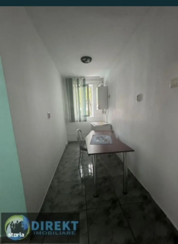Spatiu comercial , zona Piata Decebal - Agentia Direkt Imobiliare propune spre vanzare spatiu comercial situat in zona Piata Decebal . Imobilul este pozitionat la parterul unui bloc , are o suprafata utila de cca 60 mp si este compus din bucatarie , 2 camere , baie , Dispune de doi cai de acces una din scara blocului , iar cealalta separat in spatele blocului . }}