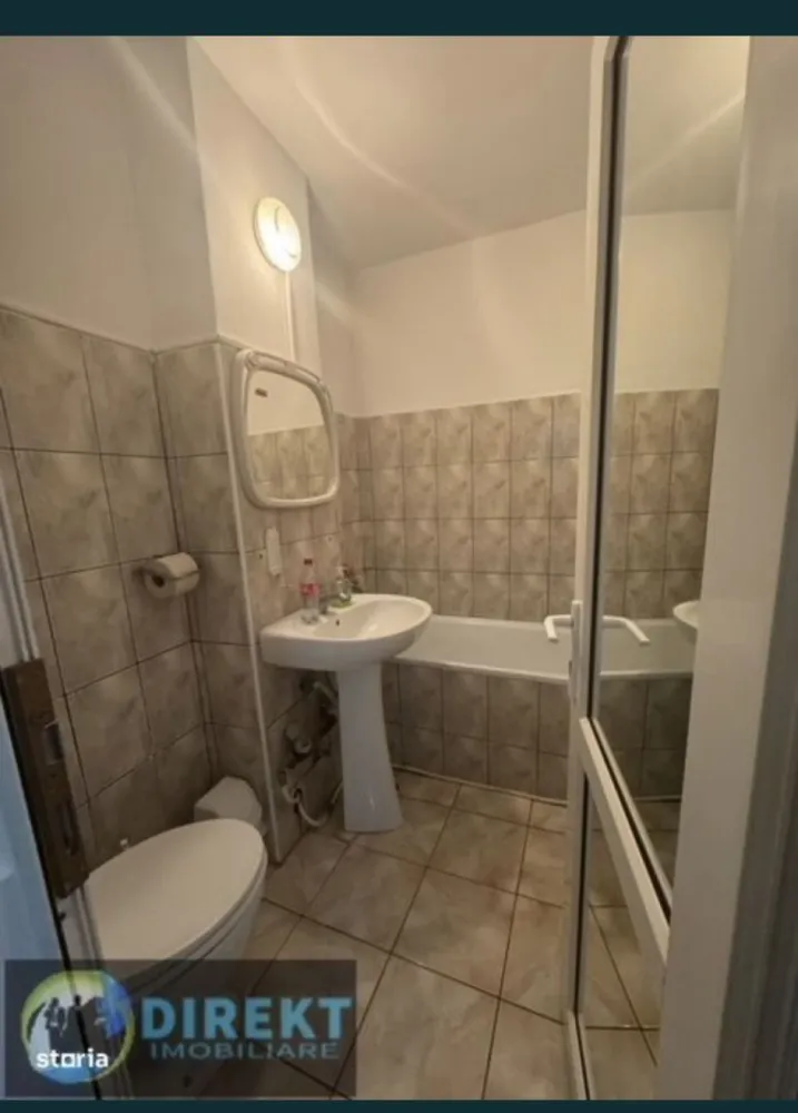 Spatiu comercial , zona Piata Decebal - Agentia Direkt Imobiliare propune spre vanzare spatiu comercial situat in zona Piata Decebal . Imobilul este pozitionat la parterul unui bloc , are o suprafata utila de cca 60 mp si este compus din bucatarie , 2 camere , baie , Dispune de doi cai de acces una din scara blocului , iar cealalta separat in spatele blocului . }}