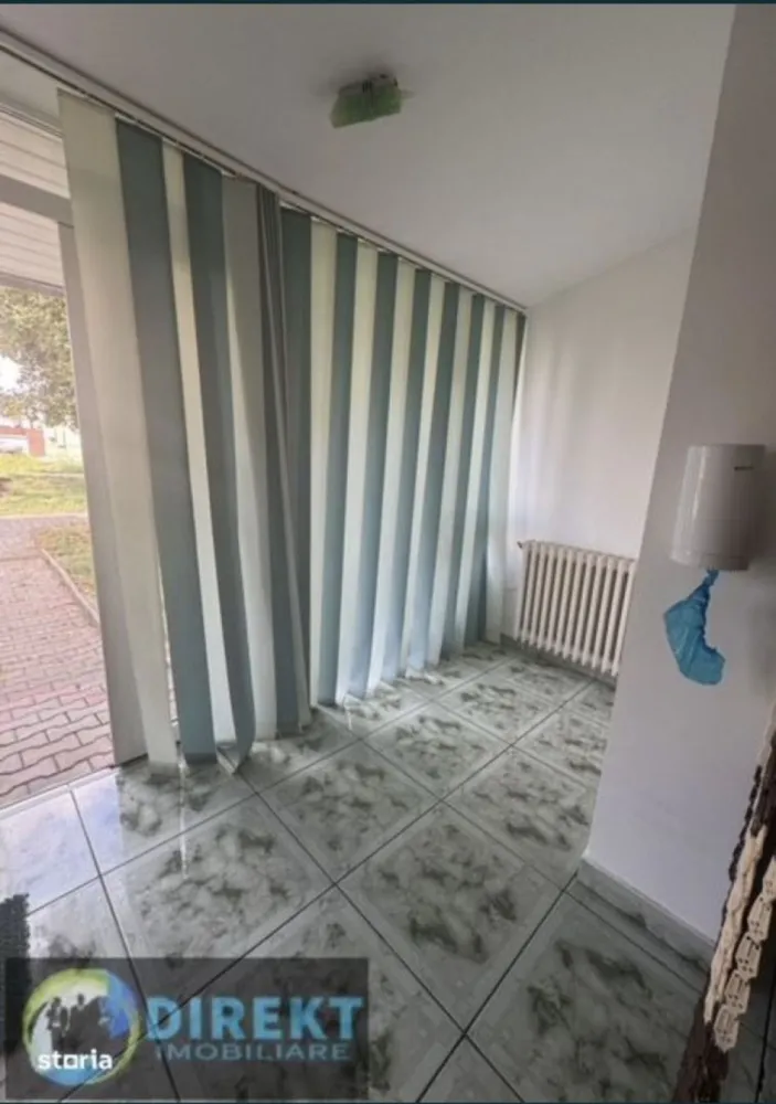 Spatiu comercial , zona Piata Decebal - Agentia Direkt Imobiliare propune spre vanzare spatiu comercial situat in zona Piata Decebal . Imobilul este pozitionat la parterul unui bloc , are o suprafata utila de cca 60 mp si este compus din bucatarie , 2 camere , baie , Dispune de doi cai de acces una din scara blocului , iar cealalta separat in spatele blocului . }}
