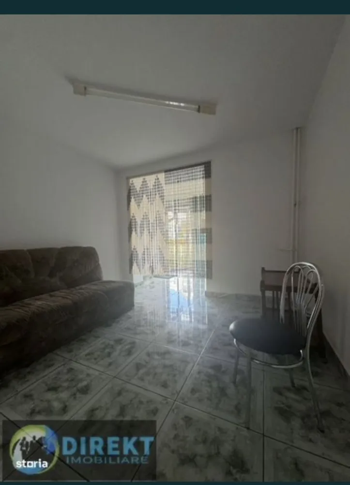 Spatiu comercial , zona Piata Decebal - Agentia Direkt Imobiliare propune spre vanzare spatiu comercial situat in zona Piata Decebal . Imobilul este pozitionat la parterul unui bloc , are o suprafata utila de cca 60 mp si este compus din bucatarie , 2 camere , baie , Dispune de doi cai de acces una din scara blocului , iar cealalta separat in spatele blocului . }}