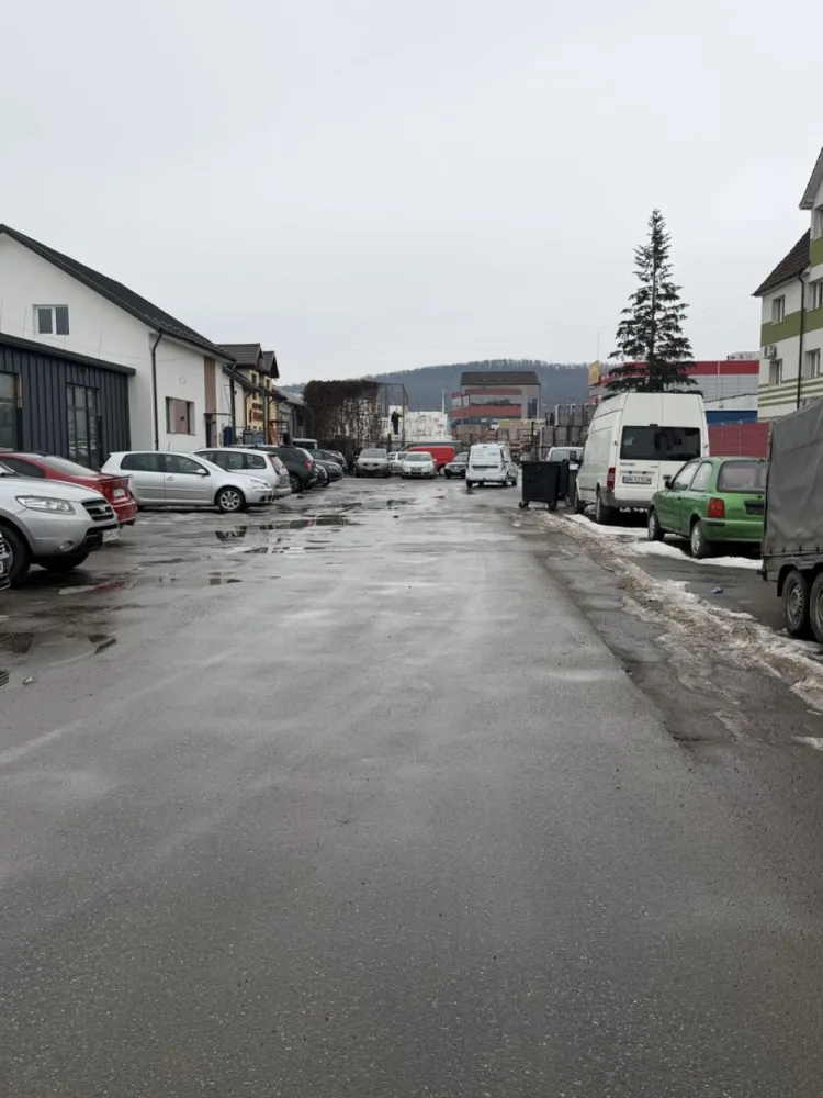 Hala , zona Selgros , Bistrita ! - Agentia DirektImobiliare ofera spre închiriere hală de 200 m², ideală pentru depozitare, dar potrivită și pentru diverse tipuri de activități comerciale sau industriale, pe strada Calea Moldovei , zona Selgros , Bistrita . 🔹 Suprafață utilă: 200 mp 🔹 Acces tir: ✔️ ușor accesibil 🔹 Locuri de parcare: ✔️ disponibile 🔹 Locație excelentă: zona Selgros, una dintre cele mai circulante și comerciale din Bistrița 🔹 Utilități: curent, apă, posibil racordare la alte utilități la cerere, curent trifazic . Hala este spațioasă, funcțională și ușor de adaptat pentru nevoile afacerii tale. Exist posibilitatae de marire a suprefetei in functie de necesitatea clientului . 💼 Ideal pentru: ✔ depozitare marfă ✔ atelier ✔ logistică ✔ magazin en-gros / en-detail ✔ alte activități comerciale sau servicii 📞 Pentru detalii și vizionări: 0751460249 💰 Preț inchiriere 5 euro / mp. }}