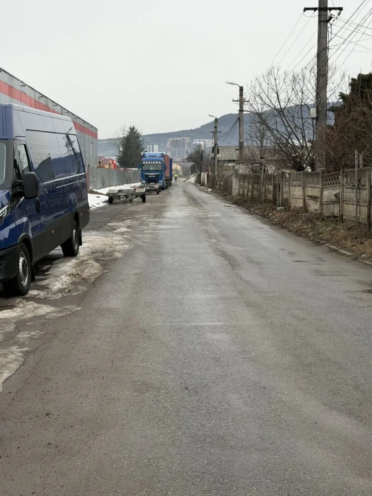 Hala , zona Selgros , Bistrita ! - Agentia DirektImobiliare ofera spre închiriere hală de 200 m², ideală pentru depozitare, dar potrivită și pentru diverse tipuri de activități comerciale sau industriale, pe strada Calea Moldovei , zona Selgros , Bistrita . 🔹 Suprafață utilă: 200 mp 🔹 Acces tir: ✔️ ușor accesibil 🔹 Locuri de parcare: ✔️ disponibile 🔹 Locație excelentă: zona Selgros, una dintre cele mai circulante și comerciale din Bistrița 🔹 Utilități: curent, apă, posibil racordare la alte utilități la cerere, curent trifazic . Hala este spațioasă, funcțională și ușor de adaptat pentru nevoile afacerii tale. Exist posibilitatae de marire a suprefetei in functie de necesitatea clientului . 💼 Ideal pentru: ✔ depozitare marfă ✔ atelier ✔ logistică ✔ magazin en-gros / en-detail ✔ alte activități comerciale sau servicii 📞 Pentru detalii și vizionări: 0751460249 💰 Preț inchiriere 5 euro / mp. }}