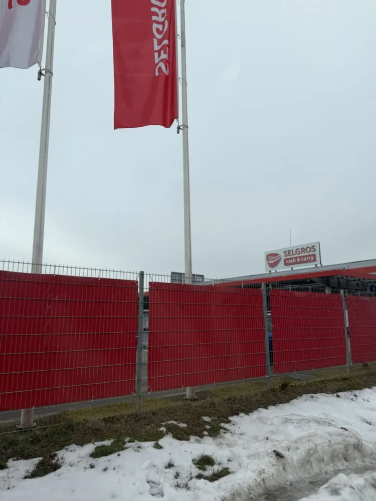 Hala , zona Selgros , Bistrita ! - Agentia DirektImobiliare ofera spre închiriere hală de 200 m², ideală pentru depozitare, dar potrivită și pentru diverse tipuri de activități comerciale sau industriale, pe strada Calea Moldovei , zona Selgros , Bistrita . 🔹 Suprafață utilă: 200 mp 🔹 Acces tir: ✔️ ușor accesibil 🔹 Locuri de parcare: ✔️ disponibile 🔹 Locație excelentă: zona Selgros, una dintre cele mai circulante și comerciale din Bistrița 🔹 Utilități: curent, apă, posibil racordare la alte utilități la cerere, curent trifazic . Hala este spațioasă, funcțională și ușor de adaptat pentru nevoile afacerii tale. Exist posibilitatae de marire a suprefetei in functie de necesitatea clientului . 💼 Ideal pentru: ✔ depozitare marfă ✔ atelier ✔ logistică ✔ magazin en-gros / en-detail ✔ alte activități comerciale sau servicii 📞 Pentru detalii și vizionări: 0751460249 💰 Preț inchiriere 5 euro / mp. }}