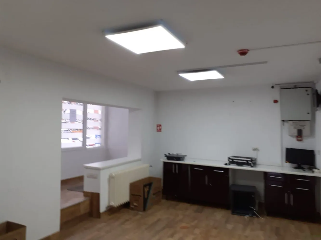 Spatiu comercial , zona Spitalul Judetean - Agentia Direkt Imobiliare propune spre inchiriere spatiu comercial situat in zona Spitalului Judetean . Imobilul este pozitionat la parter , are o suprafata de 40 mp , si este compus din 1 incapere si 1 baie . Vitrina stradala , intrare din strada , acces facil . exista posibilitate de extindere a suprafetei daca se doreste . Disponibil spre inchiriere imediat . }}
