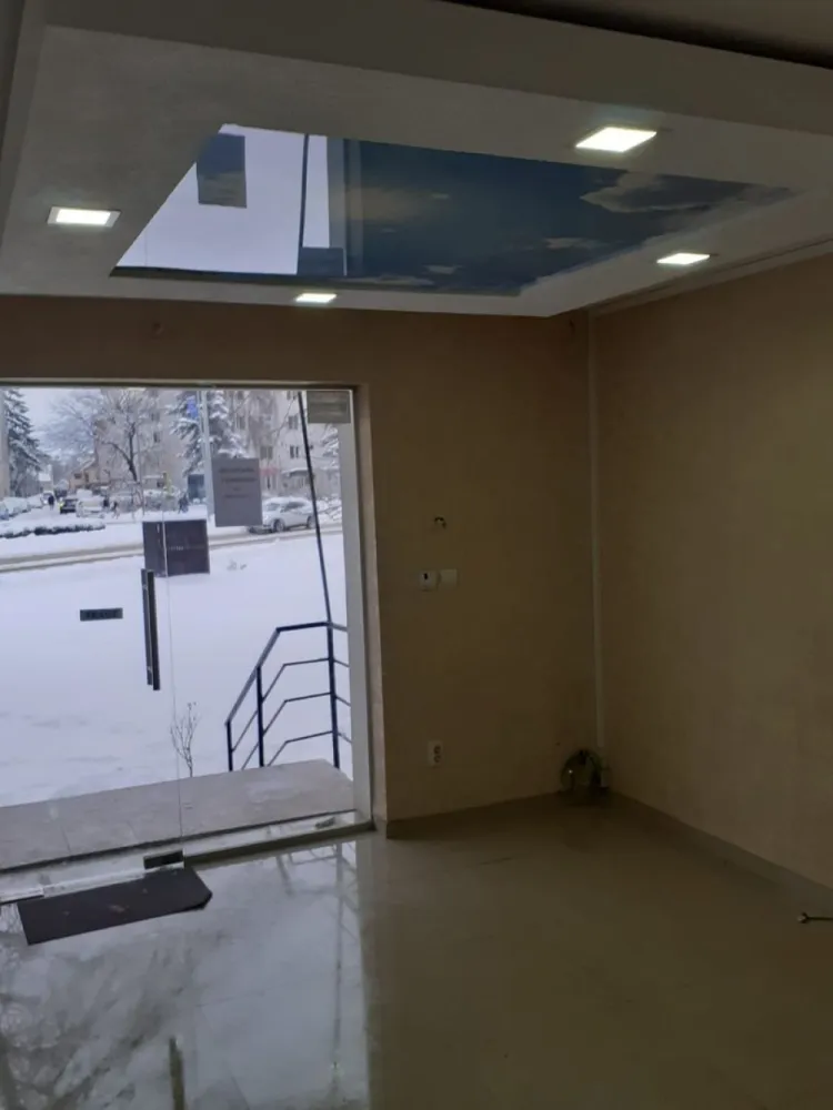 Spatiu comercial , zona Spitalul Judetean - Agentia Direkt Imobiliare propune spre inchiriere spatiu comercial situat in zona Spitalului Judetean . Imobilul este pozitionat la parter , are o suprafata de 40 mp , si este compus din 1 incapere si 1 baie . Vitrina stradala , intrare din strada , acces facil . exista posibilitate de extindere a suprafetei daca se doreste . Disponibil spre inchiriere imediat . }}