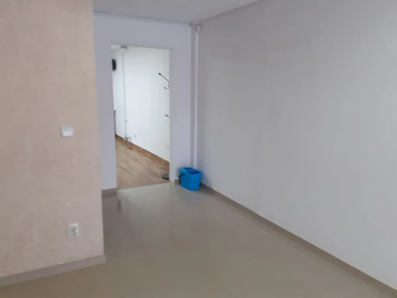 Spatiu comercial , zona Spitalul Judetean - Agentia Direkt Imobiliare propune spre inchiriere spatiu comercial situat in zona Spitalului Judetean . Imobilul este pozitionat la parter , are o suprafata de 40 mp , si este compus din 1 incapere si 1 baie . Vitrina stradala , intrare din strada , acces facil . exista posibilitate de extindere a suprafetei daca se doreste . Disponibil spre inchiriere imediat . }}
