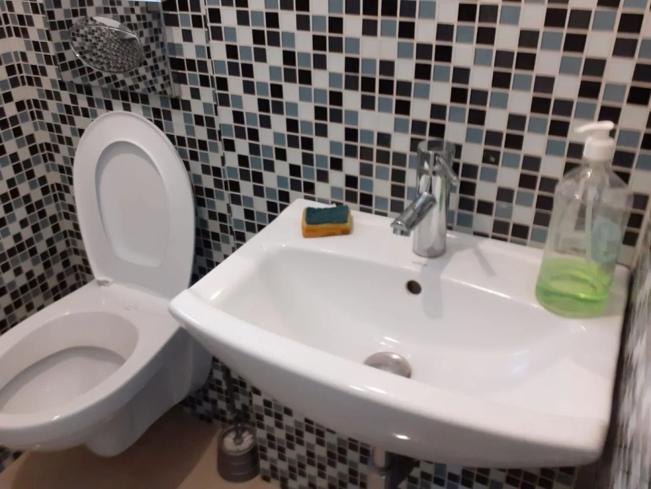 Spatiu comercial , zona Spitalul Judetean - Agentia Direkt Imobiliare propune spre inchiriere spatiu comercial situat in zona Spitalului Judetean . Imobilul este pozitionat la parter , are o suprafata de 40 mp , si este compus din 1 incapere si 1 baie . Vitrina stradala , intrare din strada , acces facil . exista posibilitate de extindere a suprafetei daca se doreste . Disponibil spre inchiriere imediat . }}