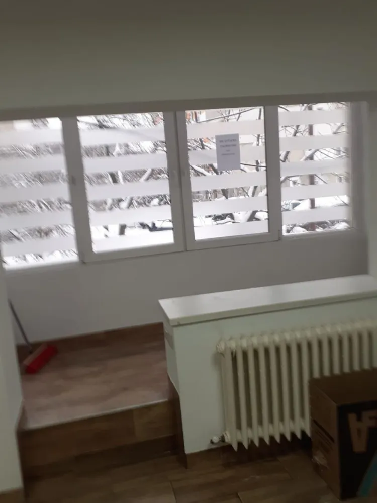 Spatiu comercial , zona Spitalul Judetean - Agentia Direkt Imobiliare propune spre inchiriere spatiu comercial situat in zona Spitalului Judetean . Imobilul este pozitionat la parter , are o suprafata de 40 mp , si este compus din 1 incapere si 1 baie . Vitrina stradala , intrare din strada , acces facil . exista posibilitate de extindere a suprafetei daca se doreste . Disponibil spre inchiriere imediat . }}