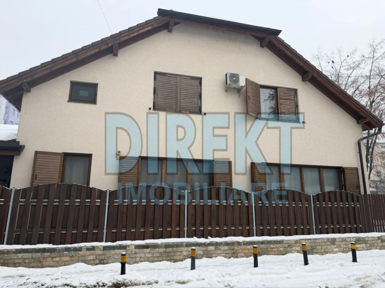 Casa individuala,situata in zona strada Crinilor - Agentia Direkt Imobiliare propune spre vanzare casa individuala situata ultracentral , intr o zona premium a orasului , pe strada Crinilor cu acces facil catre toate punctele de interes. Proprietatea are o suprafata  de 180 mp ,regim de inaltime P+E +M , fiind ideal compartimentata pentru confort si functionalitate . Este compusa din la parter : -bucatarie separata cu intrare din holul de acces si iesire in living la locul de luat masa , 1 baie  spatioasa , living spatios , semineu pe lemne , usa terasa cu iesire in curte . -  la etaj 3 dormitoare , birou , baie spatioasa , terasa spatioasa . Anexa gospodaresti in suprafata de cca 80 mp , cu intrare separata fiecare pentru locuri de depozitare , camara , etc . Garaj inchis  cu poarta automata , loc de parcare in curte , supraveghere video , alarma . Casa se evidentiaza prin finisaje clasice deosebite , realizate cu materiale de calitate , oferind un stil elegant si atemporal. Spatiile sunt generoase , luminoase , iar terasa completeaza perfect zona de relaxare . Curtea amenajata , intimitate , constructie solida , potrivuta atata pentru locuinta rezidentiala , cat si pentru sediu de firma . }}