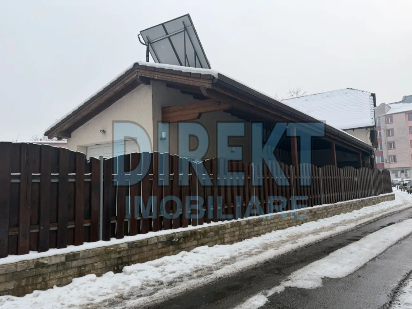 Casa individuala,situata in zona strada Crinilor - Agentia Direkt Imobiliare propune spre vanzare casa individuala situata ultracentral , intr o zona premium a orasului , pe strada Crinilor cu acces facil catre toate punctele de interes. Proprietatea are o suprafata  de 180 mp ,regim de inaltime P+E +M , fiind ideal compartimentata pentru confort si functionalitate . Este compusa din la parter : -bucatarie separata cu intrare din holul de acces si iesire in living la locul de luat masa , 1 baie  spatioasa , living spatios , semineu pe lemne , usa terasa cu iesire in curte . -  la etaj 3 dormitoare , birou , baie spatioasa , terasa spatioasa . Anexa gospodaresti in suprafata de cca 80 mp , cu intrare separata fiecare pentru locuri de depozitare , camara , etc . Garaj inchis  cu poarta automata , loc de parcare in curte , supraveghere video , alarma . Casa se evidentiaza prin finisaje clasice deosebite , realizate cu materiale de calitate , oferind un stil elegant si atemporal. Spatiile sunt generoase , luminoase , iar terasa completeaza perfect zona de relaxare . Curtea amenajata , intimitate , constructie solida , potrivuta atata pentru locuinta rezidentiala , cat si pentru sediu de firma . }}