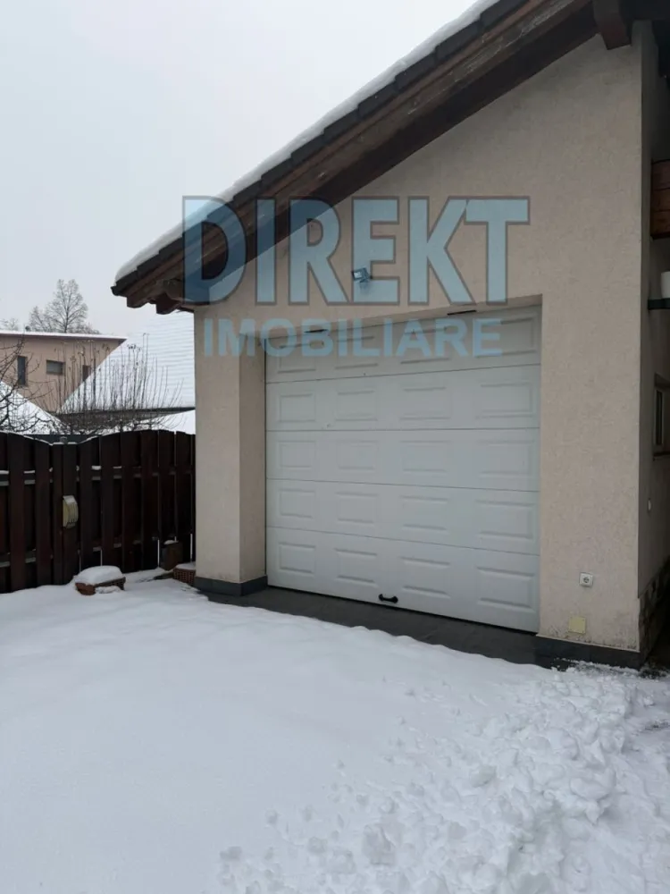 Casa individuala,situata in zona strada Crinilor - Agentia Direkt Imobiliare propune spre vanzare casa individuala situata ultracentral , intr o zona premium a orasului , pe strada Crinilor cu acces facil catre toate punctele de interes. Proprietatea are o suprafata  de 180 mp ,regim de inaltime P+E +M , fiind ideal compartimentata pentru confort si functionalitate . Este compusa din la parter : -bucatarie separata cu intrare din holul de acces si iesire in living la locul de luat masa , 1 baie  spatioasa , living spatios , semineu pe lemne , usa terasa cu iesire in curte . -  la etaj 3 dormitoare , birou , baie spatioasa , terasa spatioasa . Anexa gospodaresti in suprafata de cca 80 mp , cu intrare separata fiecare pentru locuri de depozitare , camara , etc . Garaj inchis  cu poarta automata , loc de parcare in curte , supraveghere video , alarma . Casa se evidentiaza prin finisaje clasice deosebite , realizate cu materiale de calitate , oferind un stil elegant si atemporal. Spatiile sunt generoase , luminoase , iar terasa completeaza perfect zona de relaxare . Curtea amenajata , intimitate , constructie solida , potrivuta atata pentru locuinta rezidentiala , cat si pentru sediu de firma . }}