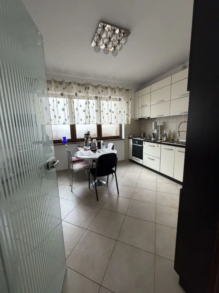 Casa individuala,situata in zona strada Crinilor - Agentia Direkt Imobiliare propune spre vanzare casa individuala situata ultracentral , intr o zona premium a orasului , pe strada Crinilor cu acces facil catre toate punctele de interes. Proprietatea are o suprafata  de 180 mp ,regim de inaltime P+E +M , fiind ideal compartimentata pentru confort si functionalitate . Este compusa din la parter : -bucatarie separata cu intrare din holul de acces si iesire in living la locul de luat masa , 1 baie  spatioasa , living spatios , semineu pe lemne , usa terasa cu iesire in curte . -  la etaj 3 dormitoare , birou , baie spatioasa , terasa spatioasa . Anexa gospodaresti in suprafata de cca 80 mp , cu intrare separata fiecare pentru locuri de depozitare , camara , etc . Garaj inchis  cu poarta automata , loc de parcare in curte , supraveghere video , alarma . Casa se evidentiaza prin finisaje clasice deosebite , realizate cu materiale de calitate , oferind un stil elegant si atemporal. Spatiile sunt generoase , luminoase , iar terasa completeaza perfect zona de relaxare . Curtea amenajata , intimitate , constructie solida , potrivuta atata pentru locuinta rezidentiala , cat si pentru sediu de firma . }}