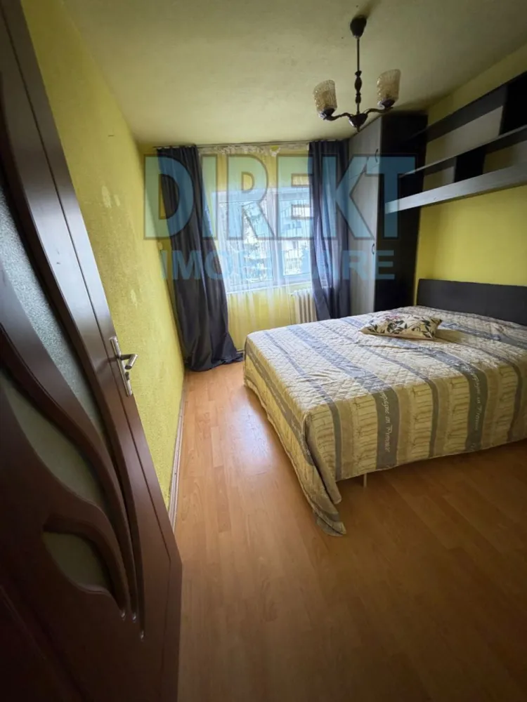 Apartament etaj 2 , zona Stefan cel Mare - Agentia Direkt Imobiliare propune spre vanzare apartament decomandat situat la etajul 2 , in zona Stefan cel Mare , pe strada Vasile Lupu . Imobilul are o suprafata construita de 62 mp , si este compus din bucatarie separata , 2 dormitoare , baie , balcon , hol. Se vinde mobilat . }}