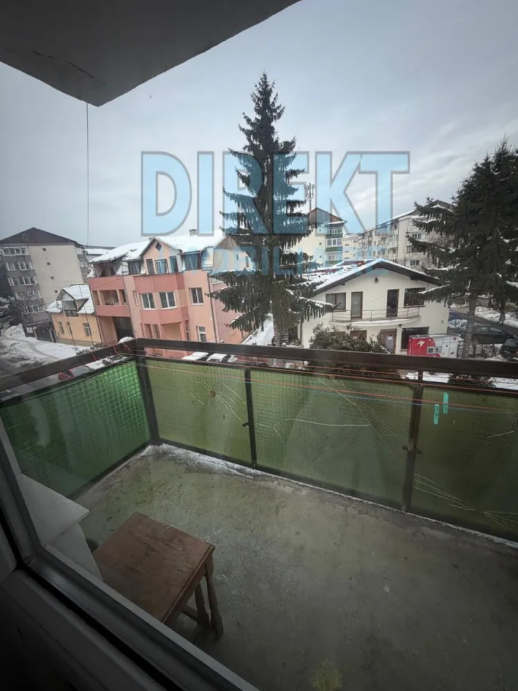 Apartament etaj 2 , zona Stefan cel Mare - Agentia Direkt Imobiliare propune spre vanzare apartament decomandat situat la etajul 2 , in zona Stefan cel Mare , pe strada Vasile Lupu . Imobilul are o suprafata construita de 62 mp , si este compus din bucatarie separata , 2 dormitoare , baie , balcon , hol. Se vinde mobilat . }}